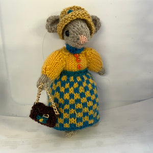 Knitted mouse with purse – 5”